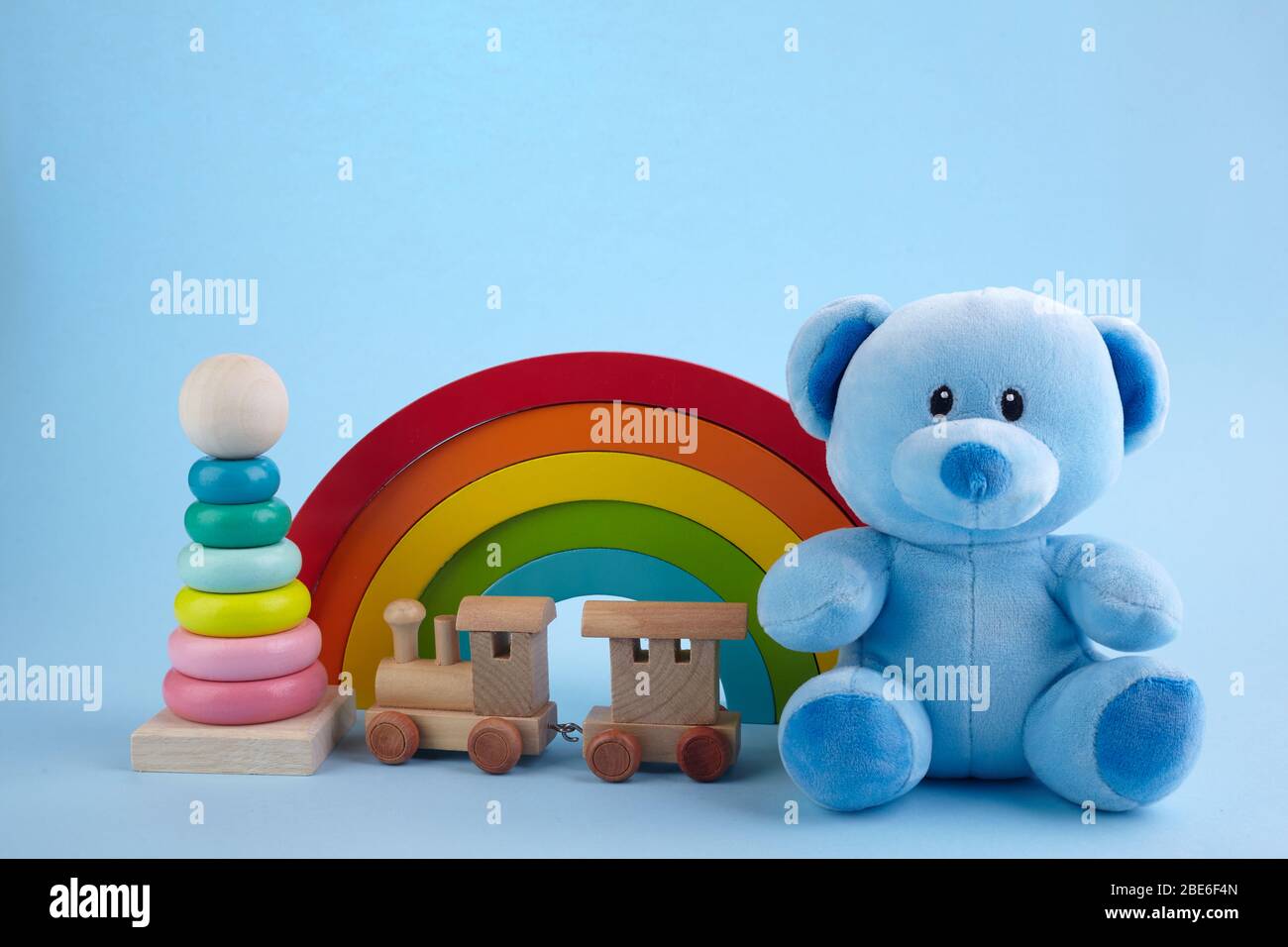 Baby Toys Kollektion auf blauem Pastell-Hintergrund. Bildungskonzept. Stockfoto