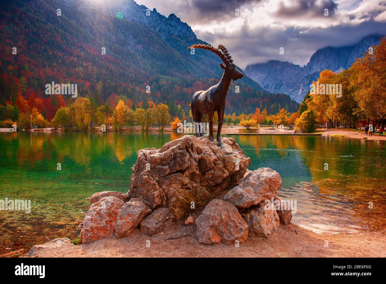 Jasna See mit dem Denkmal der Bergziege - Gämse Zlatorog vor. Nationalpark Triglav, Slowenien Stockfoto