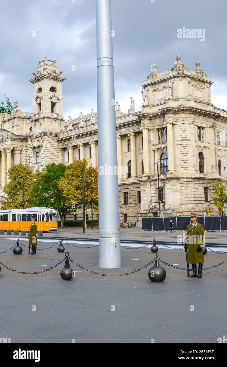 Budapest, Ungarn - 6. November 2019: Kossuth-Platz mit der Ehrengarde. Gelbe Straßenbahn und Museum für Ethnographie Gebäude im Hintergrund. Das historische Zentrum der ungarischen Hauptstadt. Stockfoto