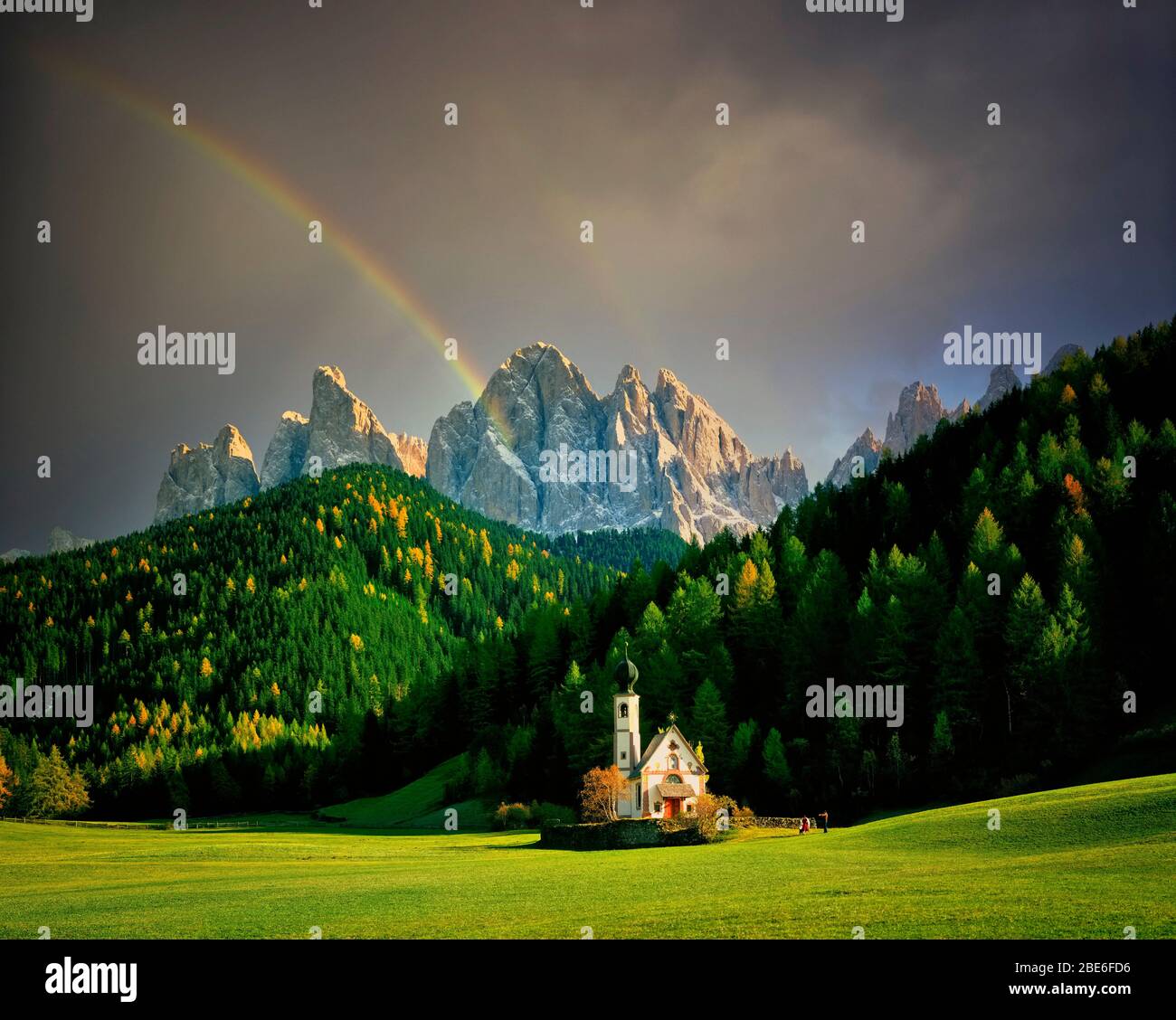 IT-TRENTINO: St. Johann in Ranui im Villnösser Tal (Val di Funes) Stockfoto