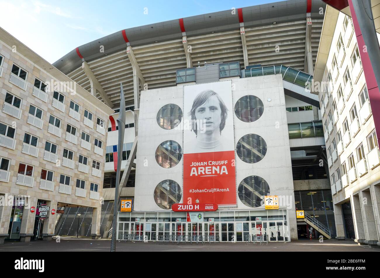 Amsterdam, Niederlande - 27. April 2019: Außenansicht der Johan Cruijff Arena vom Zuid H Eingang. Heimstadion der Ajax Amsterdam Fußballmannschaft. Bilboard des ehemaligen Spielers Cruijff auf der Arena. Stockfoto
