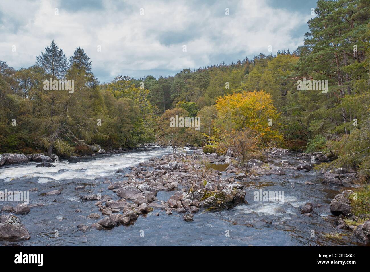 Drohnenschießen in niedriger Höhe über dem Little Gruinard River im Frühherbst in den Northwest Highlands of Scotland - NC500 Route Stockfoto