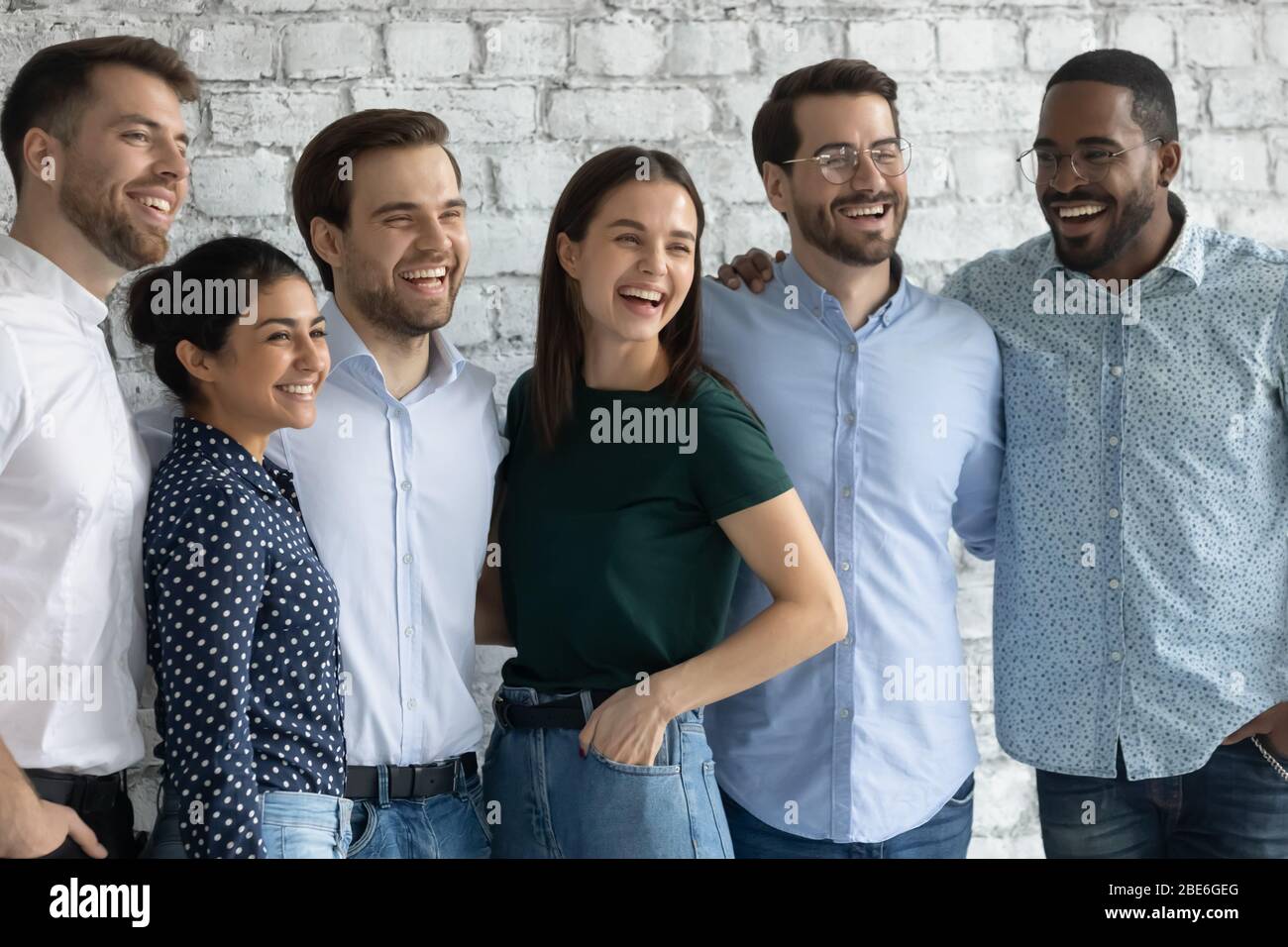 Lächelnde Geschäftsleute zeigen Einheit und Teamgeist Stockfoto