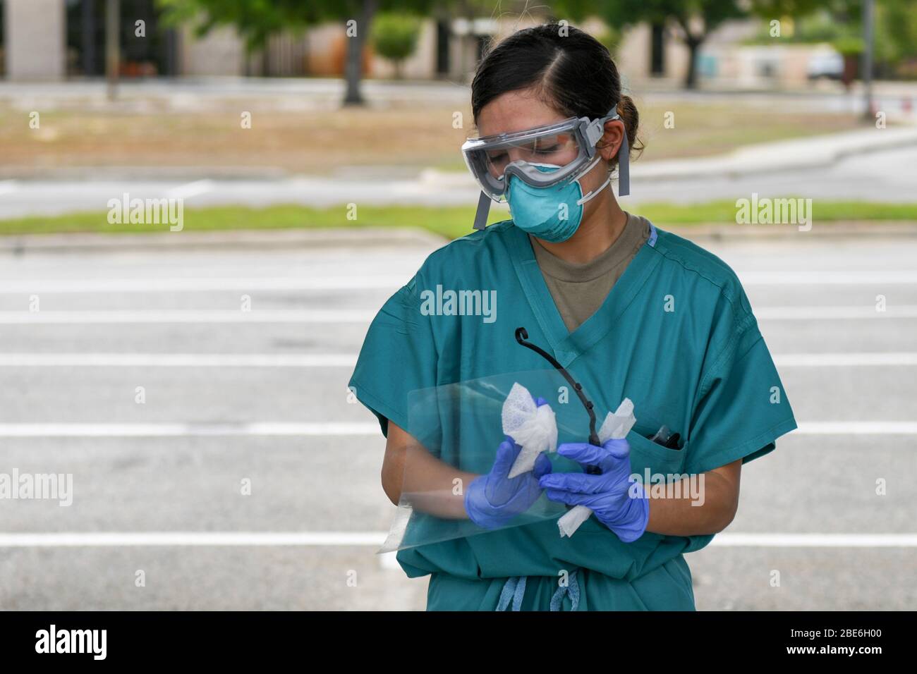 Melanie Domenech, Senior Airman der US Air Force, reinigt ihre Schutzmaske nach dem Screening von Patienten auf COVID-19 im Hurlburt Field 7. April 2020 in Mary Esther, Florida. Stockfoto