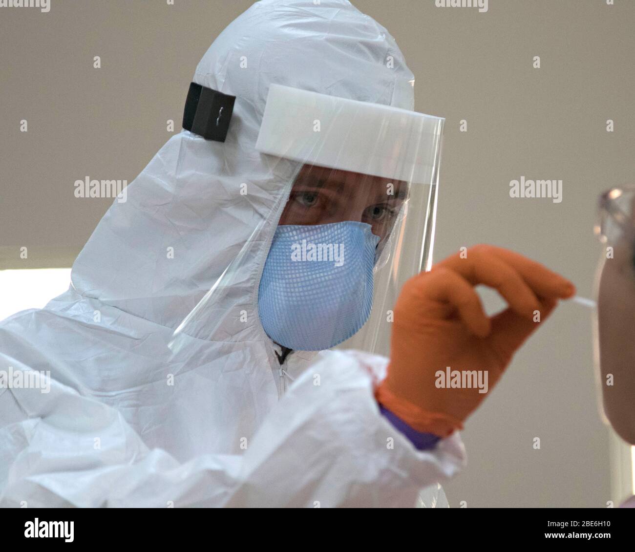 Ein Sanitäter der US-Armee bestäukt einen Mitarbeiter für das COVID-19-Virus auf dem Wohnplatz für ältere Menschen in der Blue Lagoon 9. April 2020 in Miami, Florida. Stockfoto