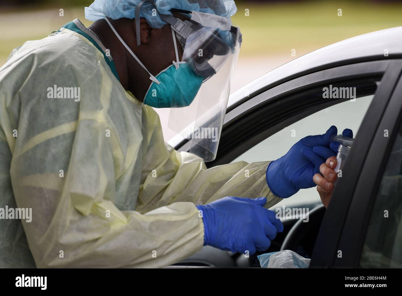 US Air Force Tech. Sgt. Richard Reid nimmt während des Tests auf COVID-19 im Hurlburt Field am 7. April 2020 in Mary Esther, Florida, einen Nasenabstrich. Stockfoto