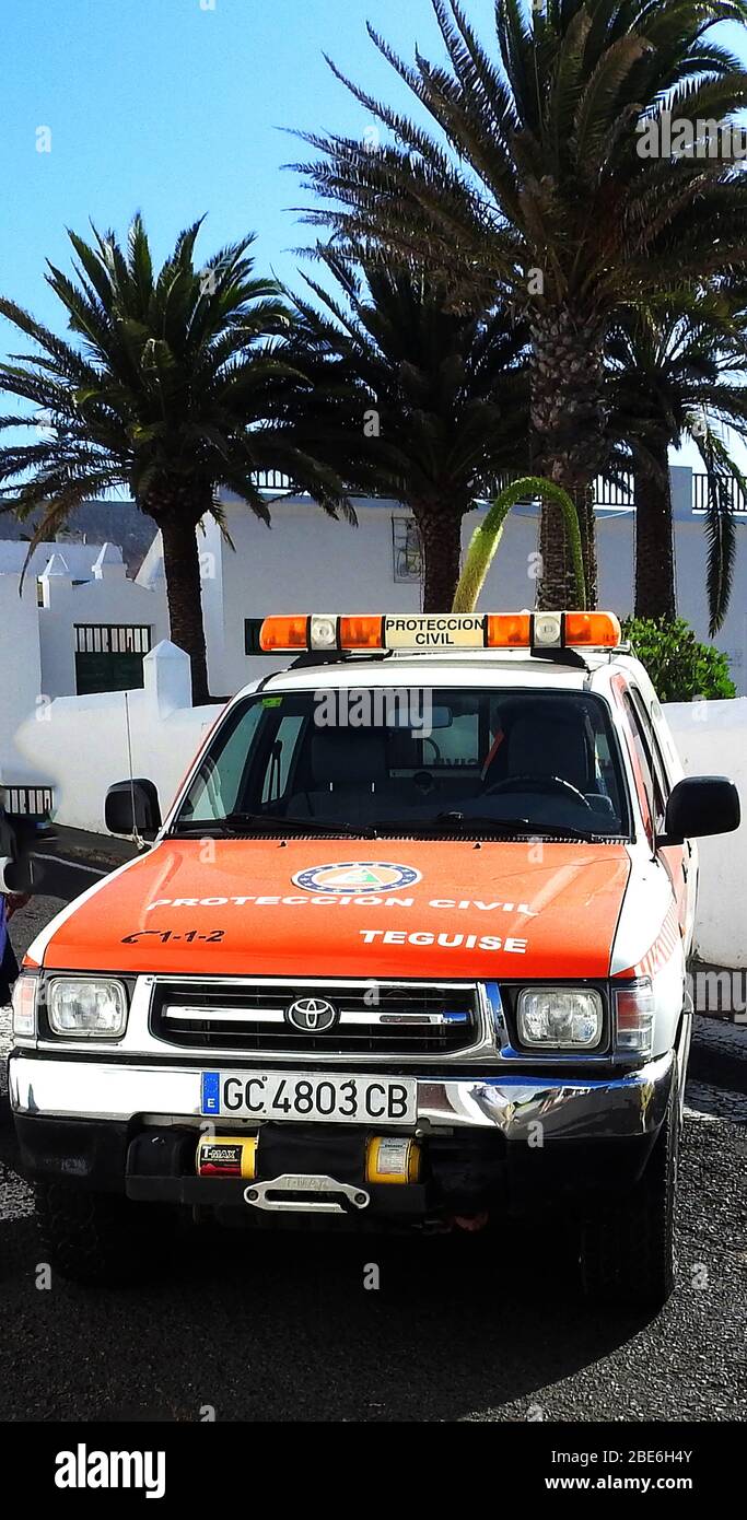 Teguise Zivilverteidigung TOYOTA Fahrzeug auf der Insel Lanzarote, kanarische Inseln, Spanien,- Januar 2020. Der Zivilschutz oder die Zivilverteidigung in Spanien begann am 12. August 1949 über das Protokoll 1 zusätzlich zum Genfer Vertrag, um sich mit dem "Schutz der Opfer internationaler bewaffneter Konflikte" zu beschäftigen und die Arbeit des Roten Kreuzes zu ergänzen. Heute sind sie in alles von Verkehrsmanagement und Rettung bis zu lokalen Katastrophen beteiligt. In diesem Fall blockierten sie Autos, die in Straßen in der Nähe eines regionalen Marktes parken. Die Farbe Orange wird auch von Rettungsfahrzeugen verwendet. Stockfoto