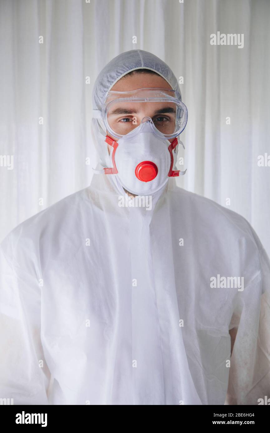 Arzt im Schutzanzug und Gesichtsmaske Stockfoto