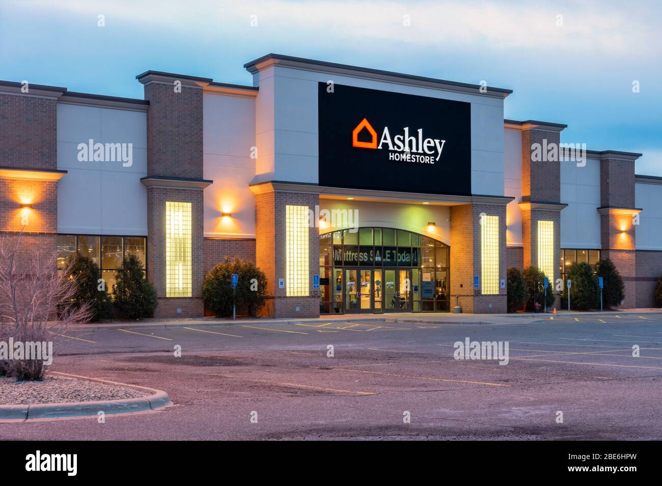 ST. PAUL, MN/USA - 17. MÄRZ 2020: Eingang des Ashley Homestore Einzelhandelsgeschäften und Markenlogo. Stockfoto