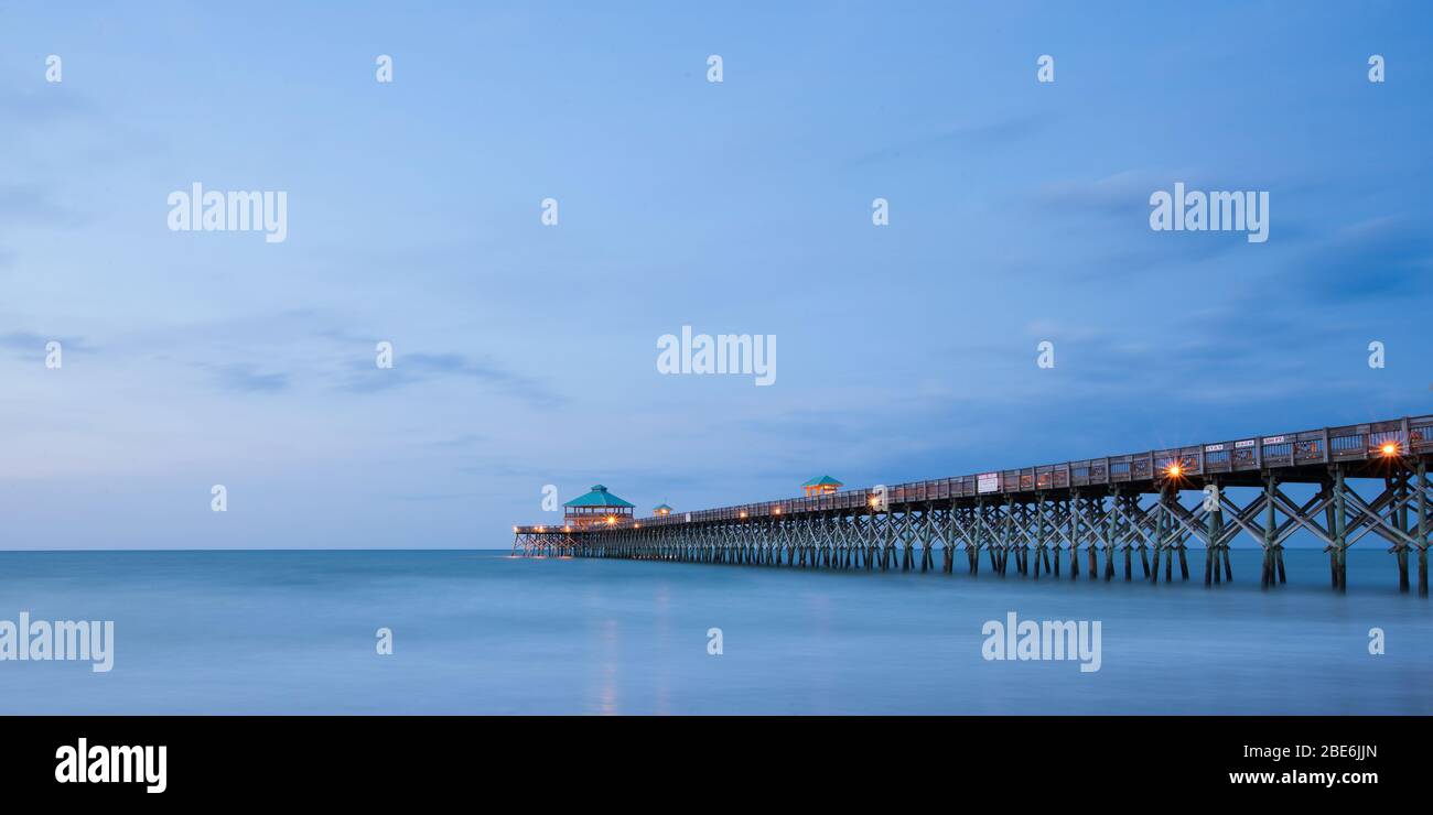 Folly Beach Pier bei Sonnenaufgang Stockfoto