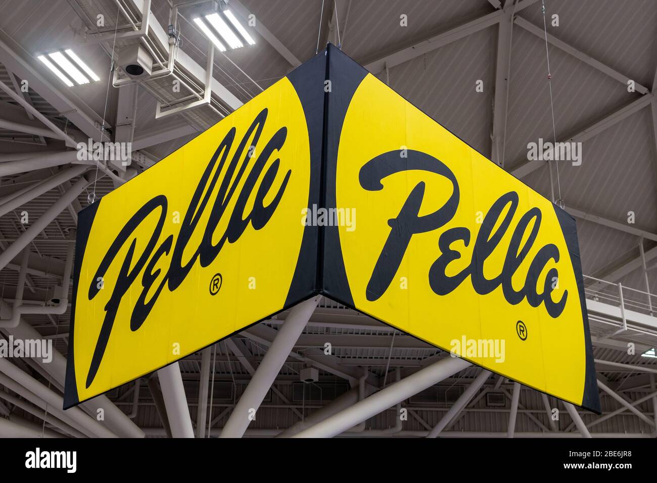 MINNEAPOLIS, MN/USA - 1. MÄRZ 2020: Pella Windows Markenlogo und Banner. Stockfoto