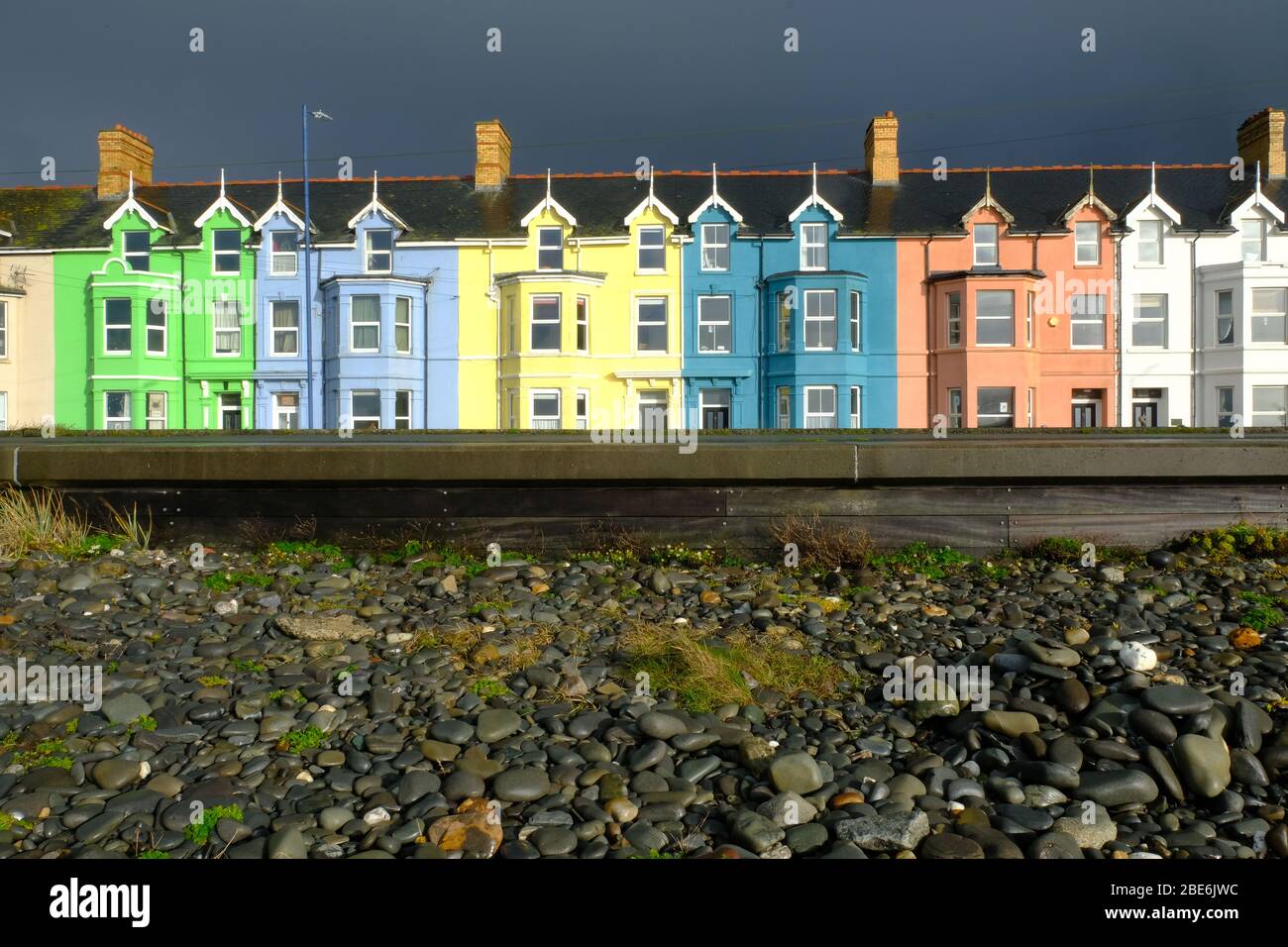 Bunte Reihenhäuser am Meer in Borth, Wales Stockfoto