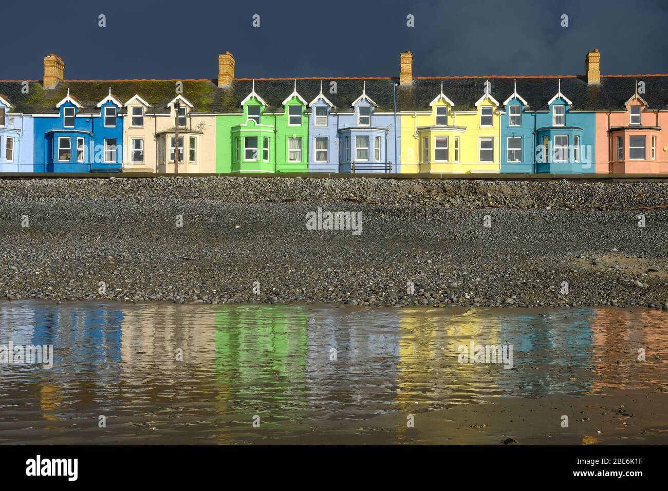 Bunte Reihenhäuser am Meer in Borth, Wales Stockfoto