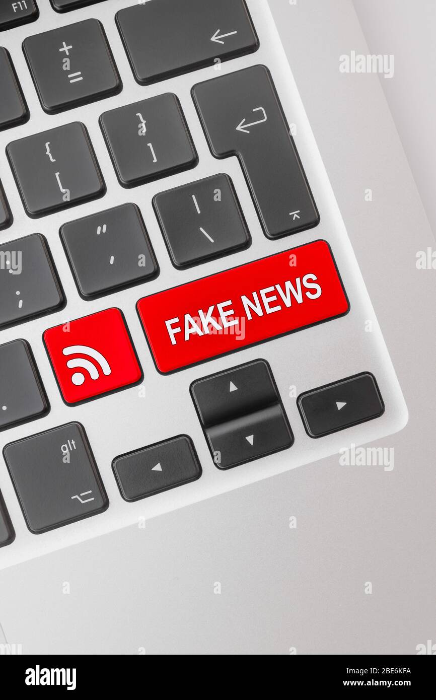 Fake News und Newsfeed Symbol auf Computer-Tastatur. Stockfoto