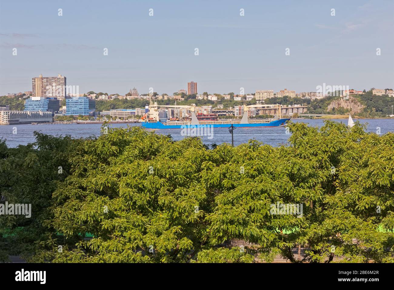 Frachtschiff auf dem Hudson River, New York Stockfoto