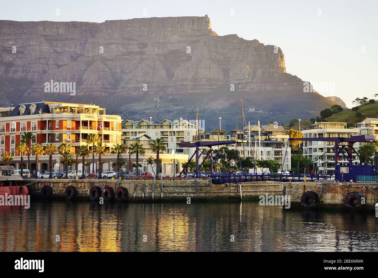 KAPSTADT, SÜDAFRIKA - 13. SEPTEMBER 2016: Wharf im Stadtzentrum von Kapstadt an einem sonnigen Tag mit Bascule Bridge, Cape Grace Hotel und Table Mountain N Stockfoto