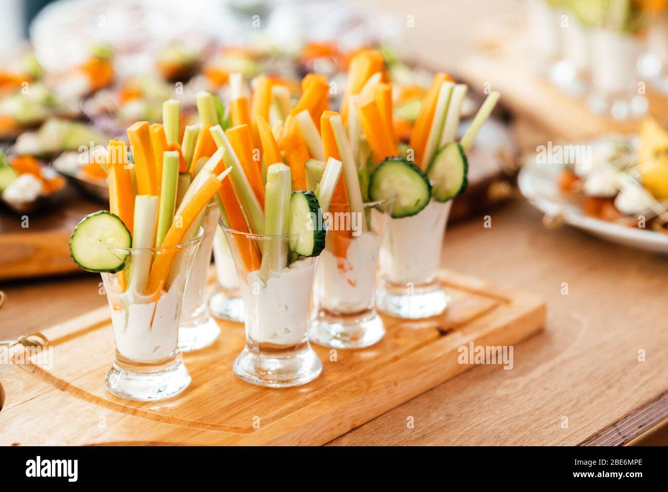 Holiday Gemüse Vorspeisen, frisches Gemüse in einer Joghurtsauce Stockfoto