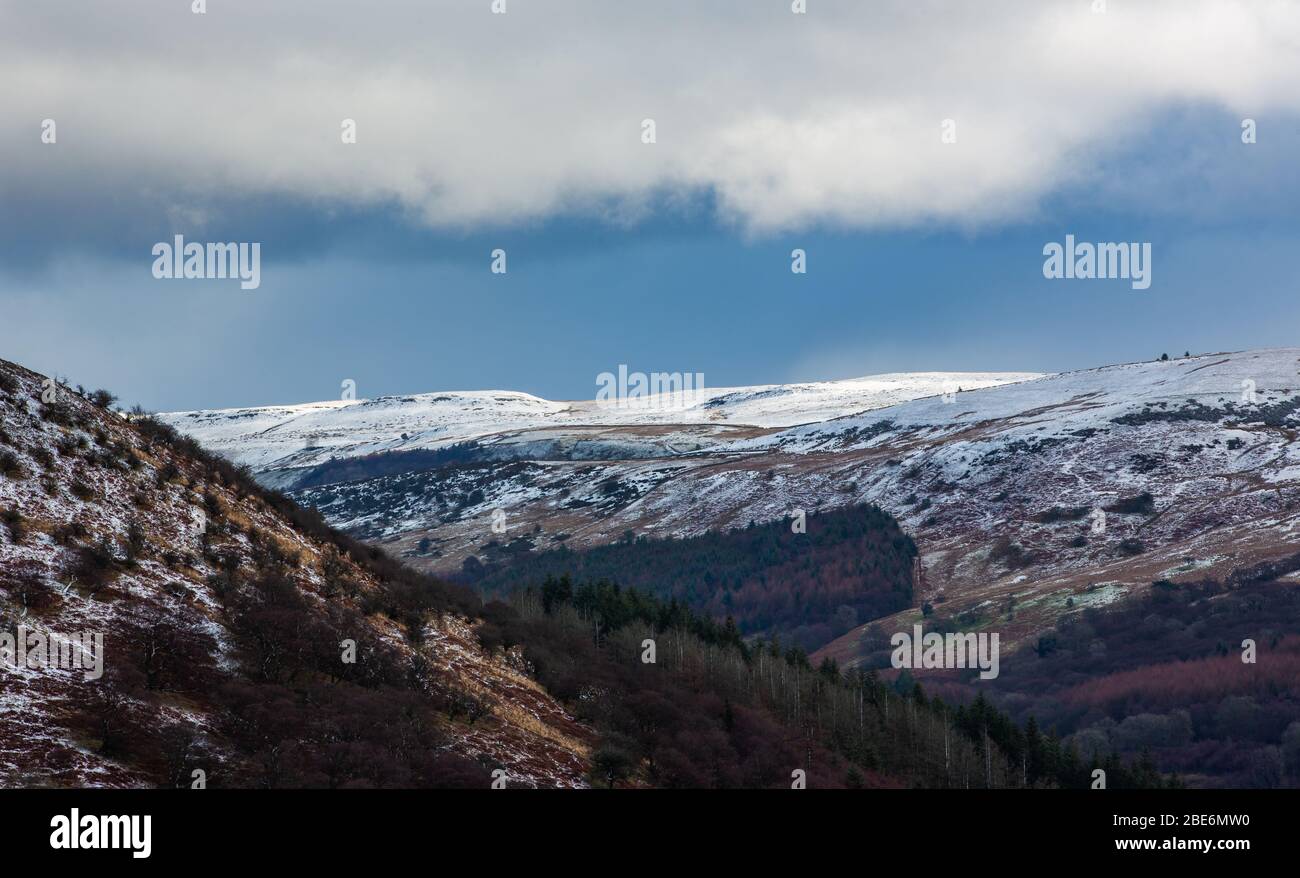 Schneebedeckte Hügel in Blaen Y Glyn' in Nant Bwrefwr, Nr Talybont, Wales Stockfoto