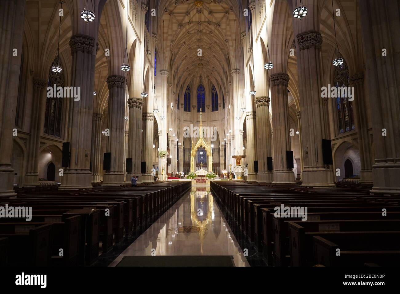 12. April 2020, New York, New York, USA: TIMOTHY CARDINAL DOLAN führt Osternacht zur leeren St. Patricks Cathedral, Fifth Avenue, NYC.12. April 2020.Fotos von Sonia Moskowitz. (Bild: © Sonia Moskowitz Gordon/ZUMA Wire) Stockfoto