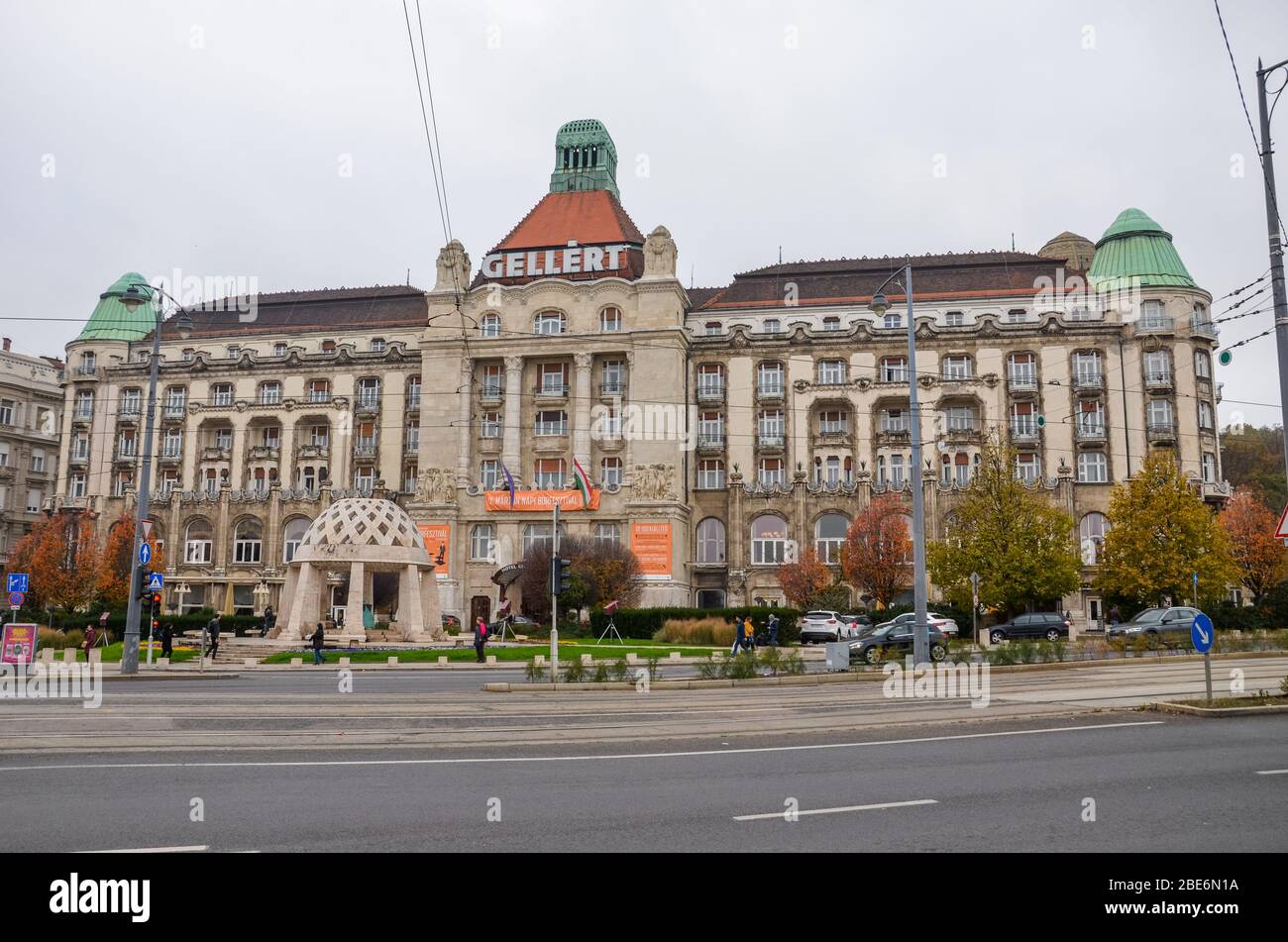 Budapest, Ungarn - 6. November 2019: Das berühmte Danubius Hotel Gellert in der ungarischen Hauptstadt. Jugendstil-Hotelgebäude mit angrenzender Straße und Straße. Bewölktes Tag, horizontales Foto. Stockfoto