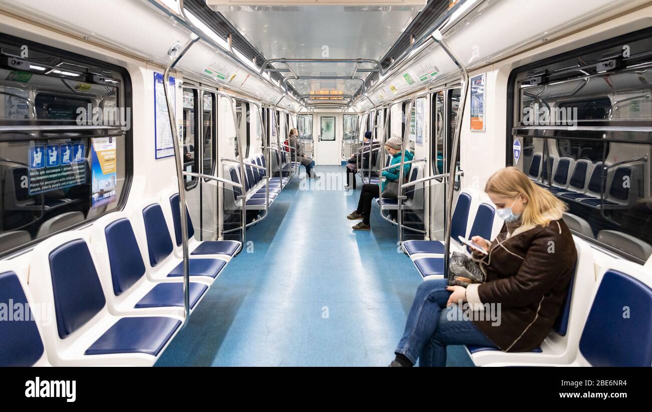 St. Petersburg, Russland - 04. April 2020. Fast leere Zugsitze der St. Petersburger U-Bahn während der Coronavirus-Pandemie. Starke Abnahme der Passanten Stockfoto