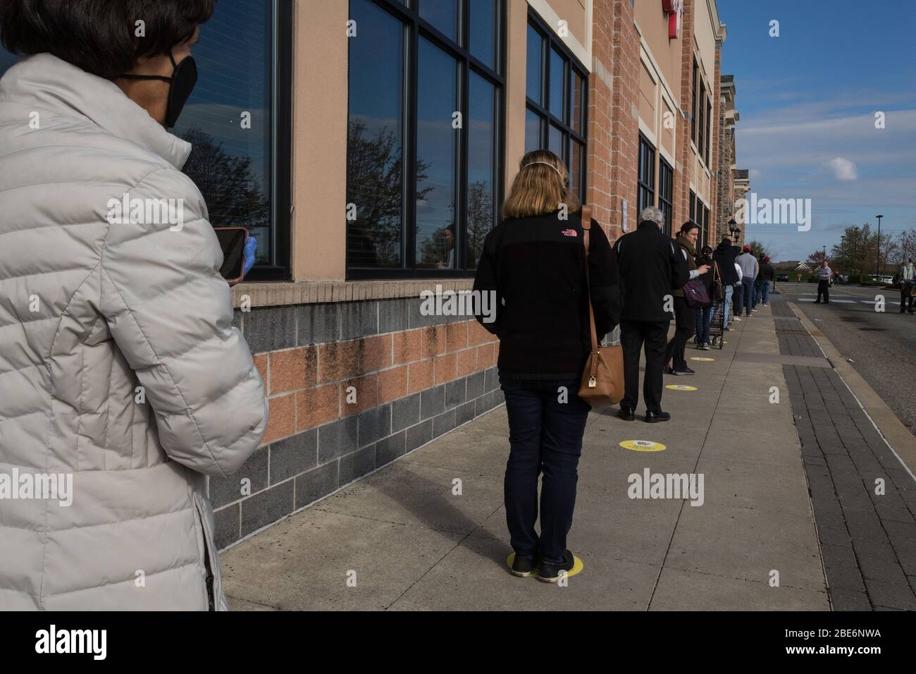 Covid-19, Crowd Waiting in Line to Enter Food Market, Vorort Philadelphia, PA, 11. April 2020 Stockfoto