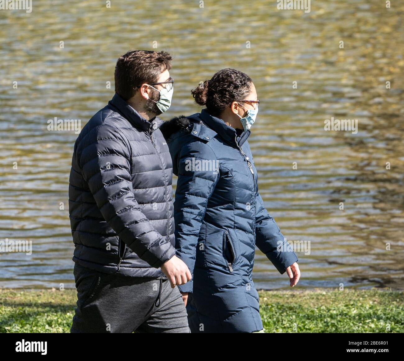 Berks County, Pennsylvania, USA, April 11, 2020- Junges Paar geht im Park mit Masken. Das CDC empfiehlt allen Personen, Schutzmasken zu tragen Stockfoto