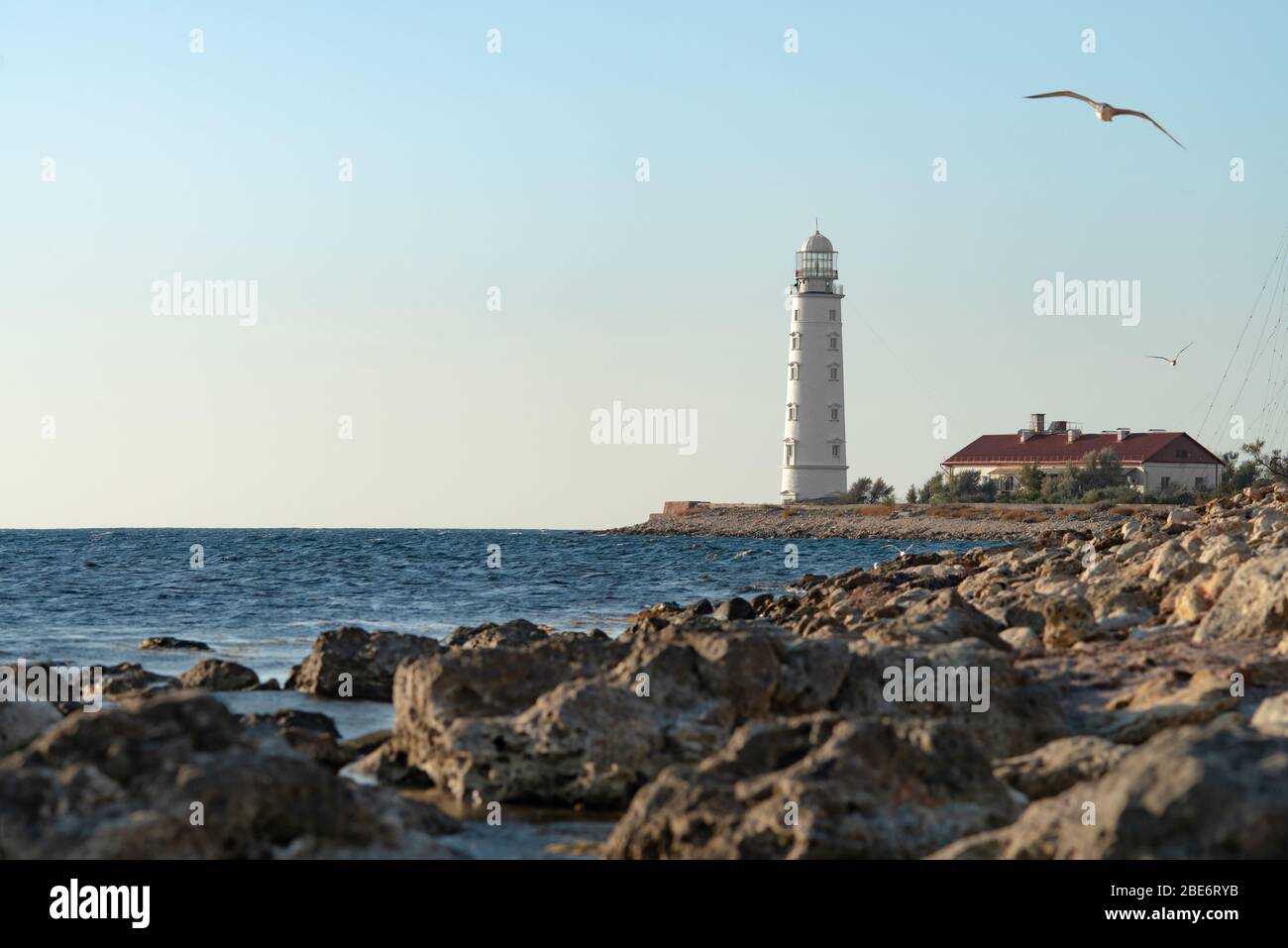 Schönheit Natur Meereslandschaft mit Chersones Leuchtturm (Krim, Sewastopol), horizontale Aufnahme Stockfoto