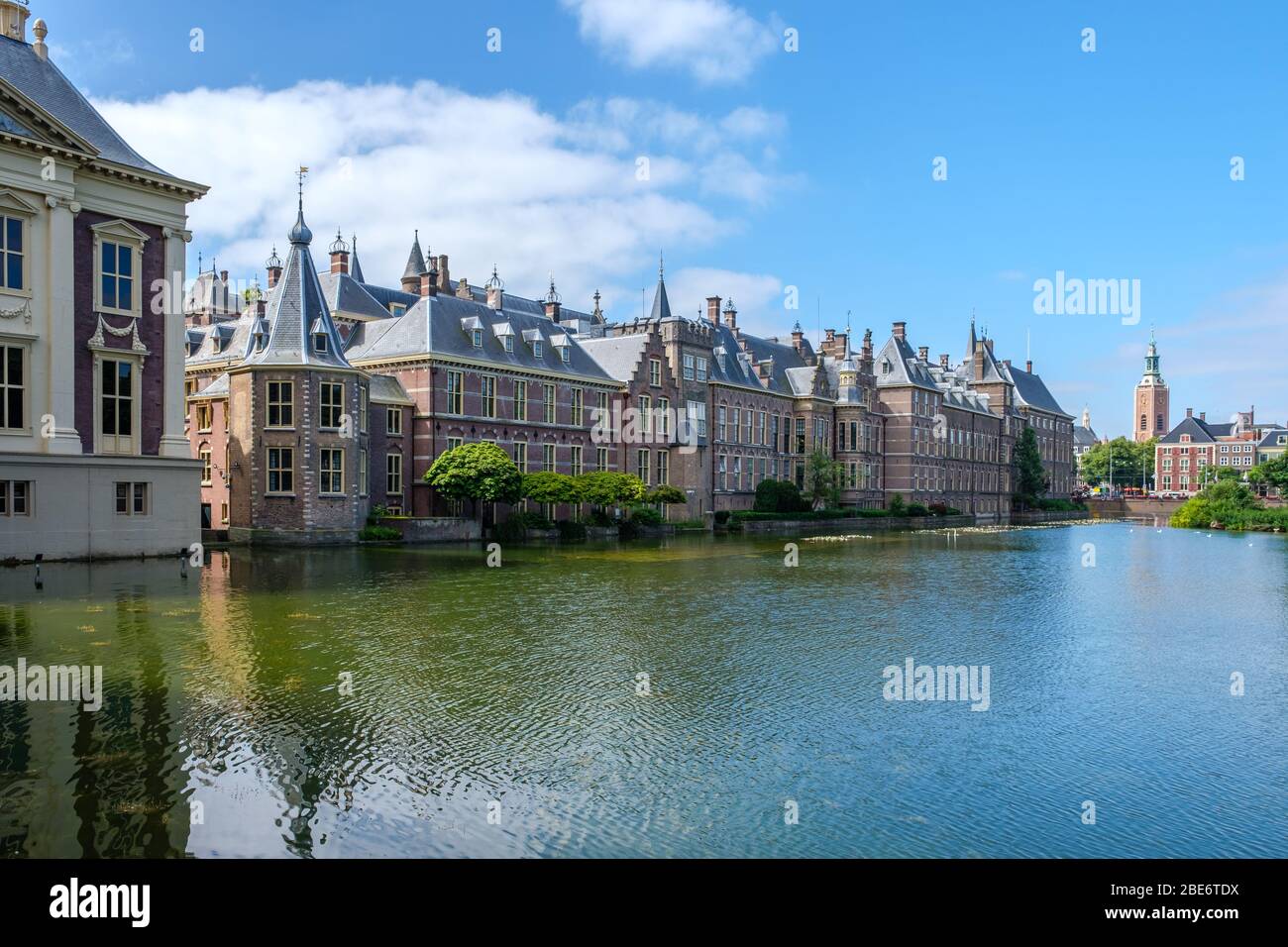 Blick auf den Hofvijver (Hofteich) und das niederländische parlamentsgebäude (Het Binnenhof) in Den Haag, Niederlande Stockfoto