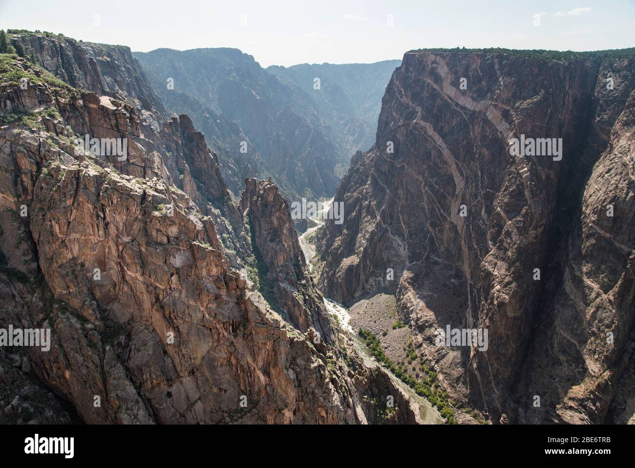 Die Painted Wall bietet einen Ausblick auf den Black Canyon des Gunnison National Park, Colorado, USA Stockfoto