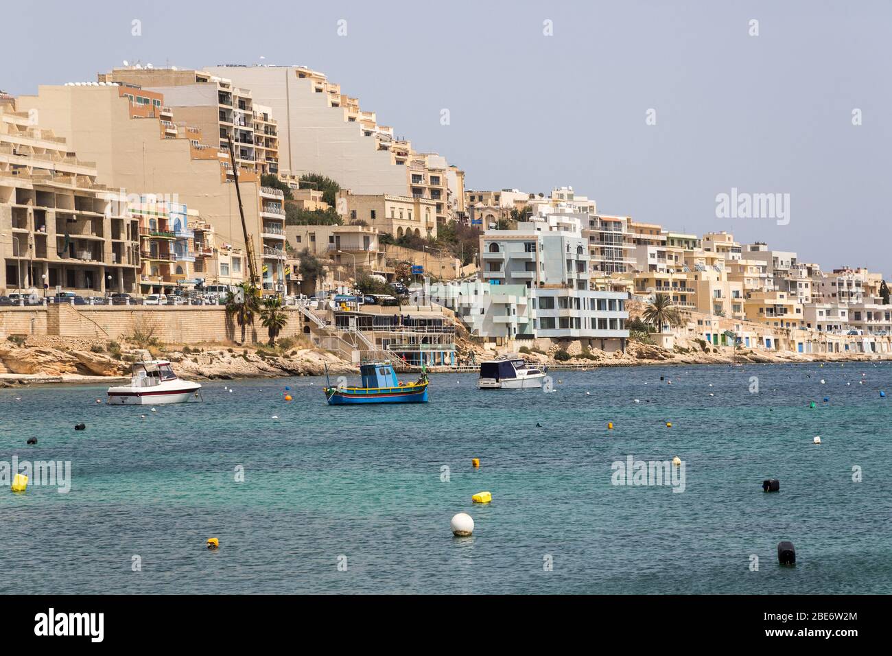 Hotel Apartments einige im Bau an der Küste in St Paul's Bay, Malta Stockfoto