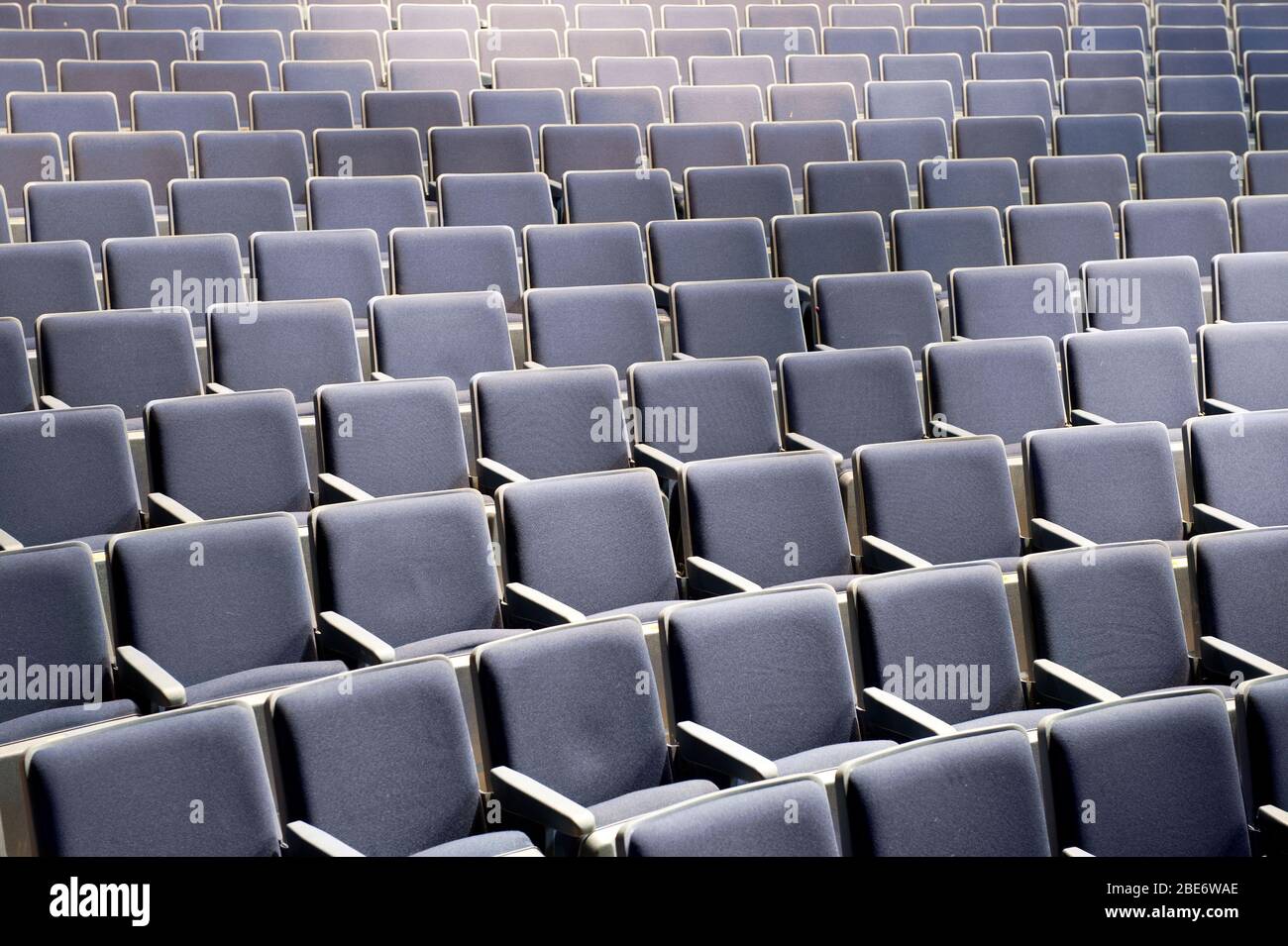 Auditorium / der Typ mit vielen Sitzplätzen / auf dem die Leute sitzen Stockfoto