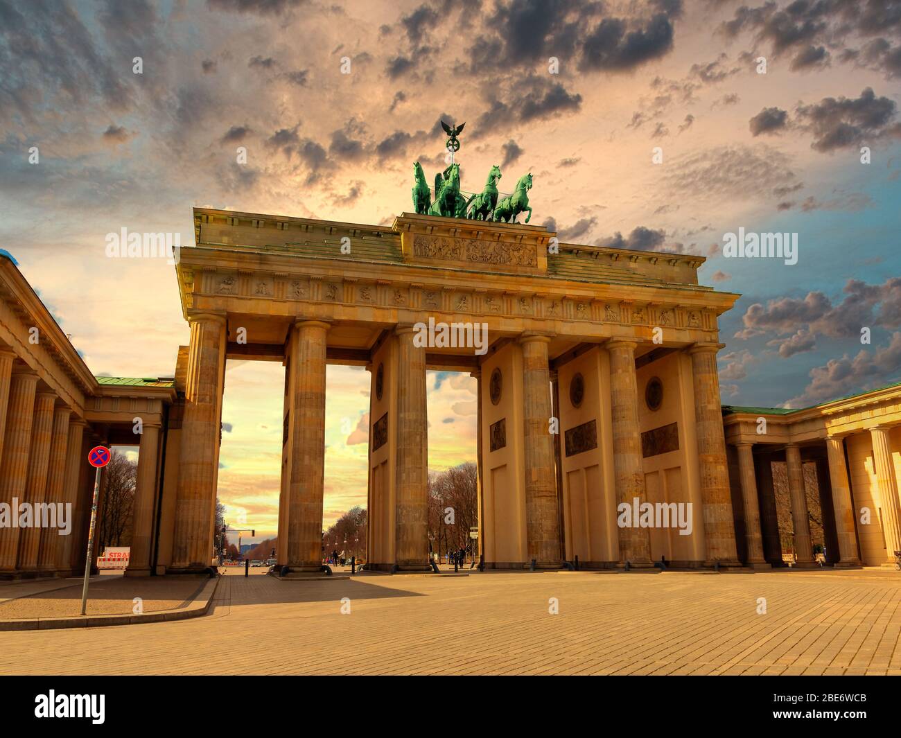 Das berühmte Brandenburger Tor bei einem magischen Sonnenuntergang in Berlin Stockfoto