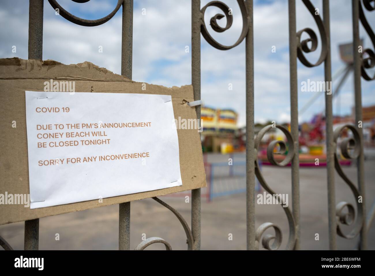 Ein Schild am Coney Beach Pleasure Park in Porthcawl, Wales, Großbritannien, besagt, dass der Park während der Sperrung des Coronavirus geschlossen ist. Stockfoto