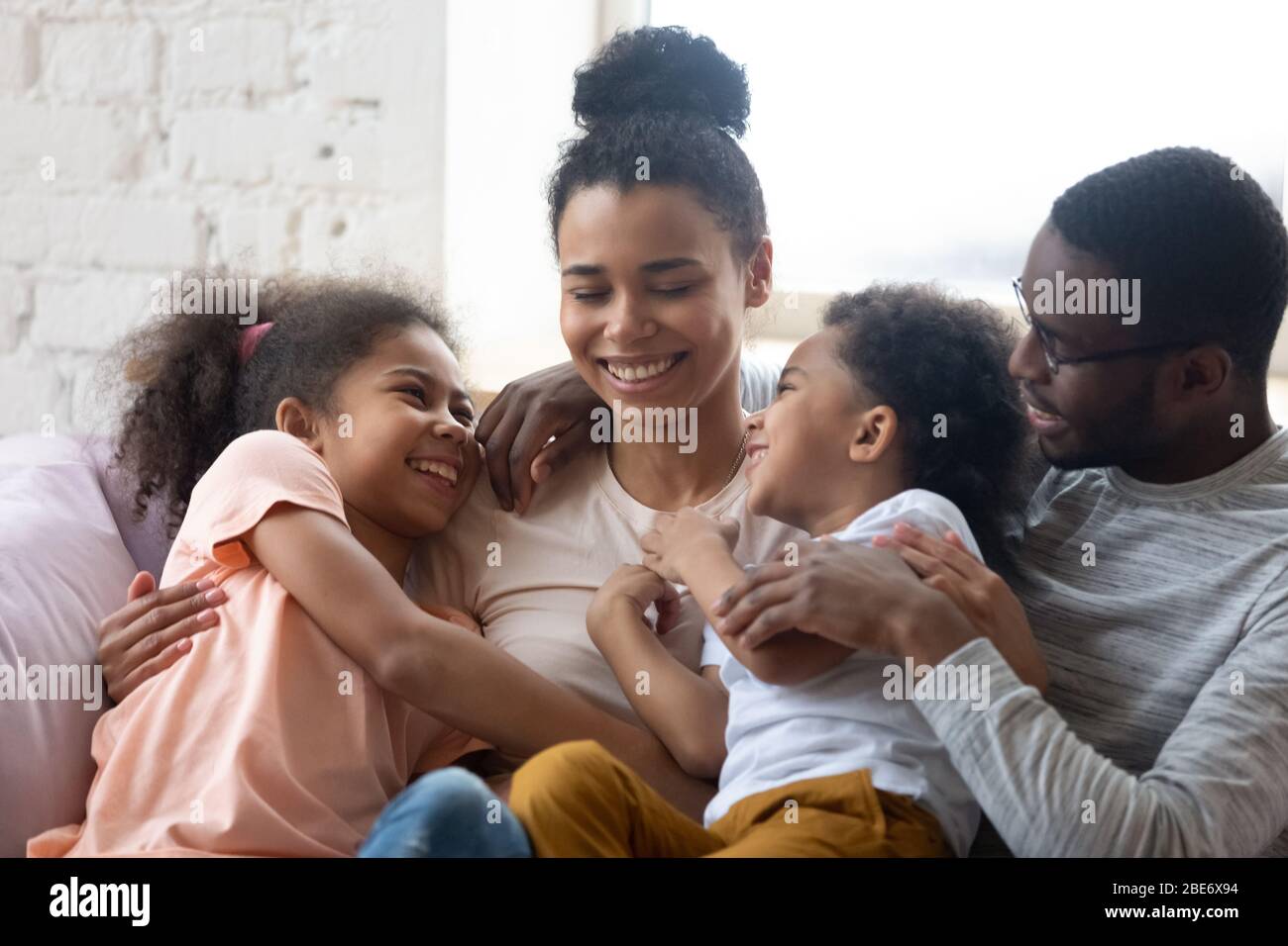 Nahaufnahme african american glückliche Familie mit zwei Kindern genießen. Stockfoto