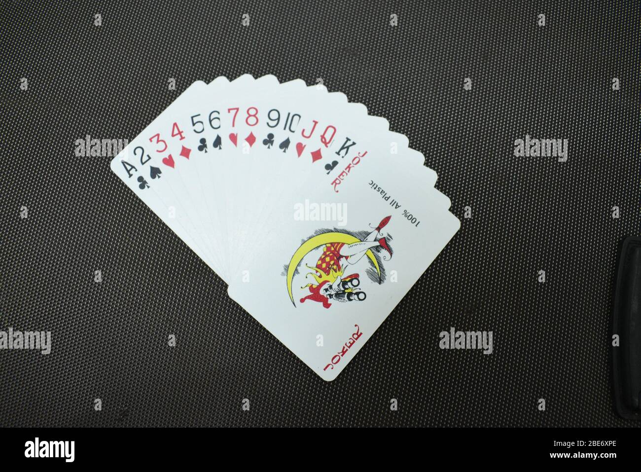 Spielkarten im schwarzen Hintergrund.Es ist nur ein Zeitverlauf.Nahaufnahme der Spielkarten. Stockfoto