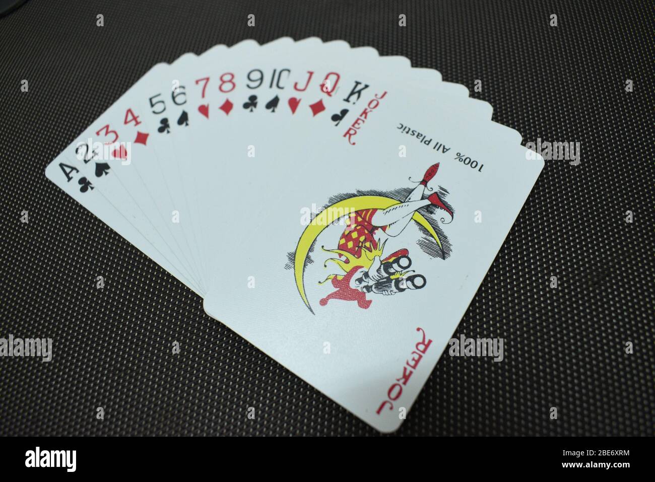 Spielkarten im schwarzen Hintergrund.Es ist nur ein Zeitverlauf.Nahaufnahme der Spielkarten. Stockfoto