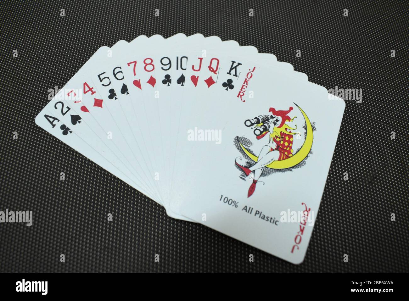 Spielkarten im schwarzen Hintergrund.Es ist nur ein Zeitverlauf.Nahaufnahme der Spielkarten. Stockfoto