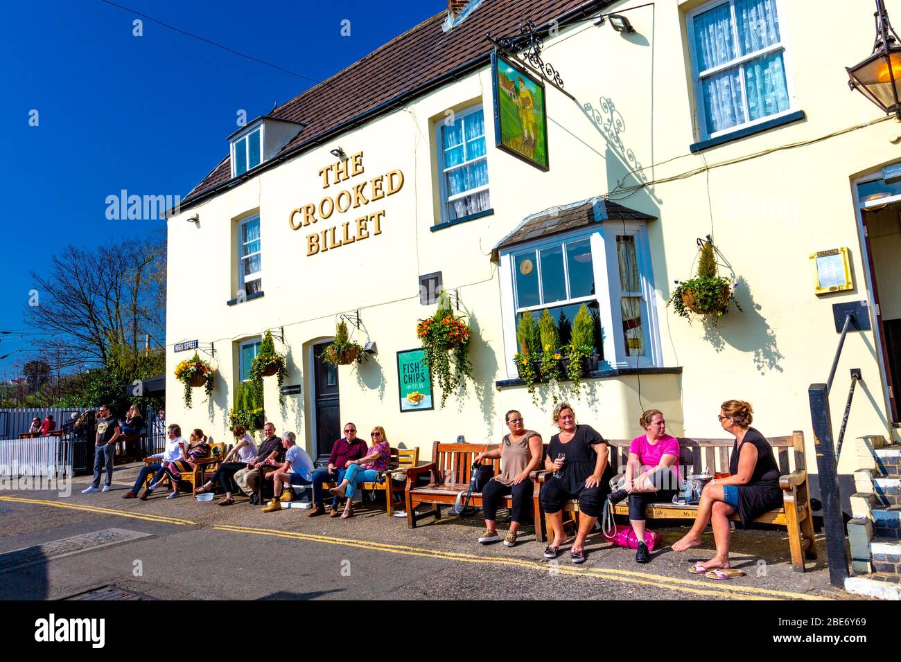 Leute außerhalb des Crooked Billet Pub an einem heißen Sommertag, Leigh-on-Sea, Essex, Großbritannien Stockfoto