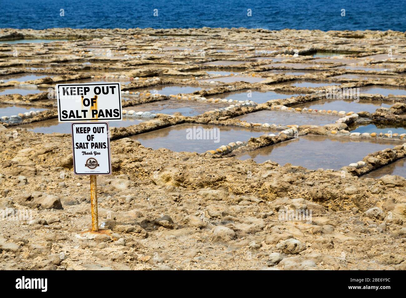 Warnschild halten Sie sich von Salzpfannen, Gozo Stockfoto
