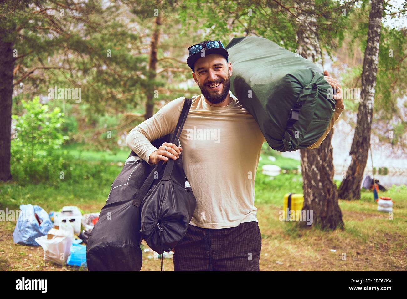 Porträt eines jungen, bärtigen Mannes, auf, vor einem Hintergrund der Tierwelt. Das Konzept von Expedition, Abenteuer und Camping-Leben. Stockfoto