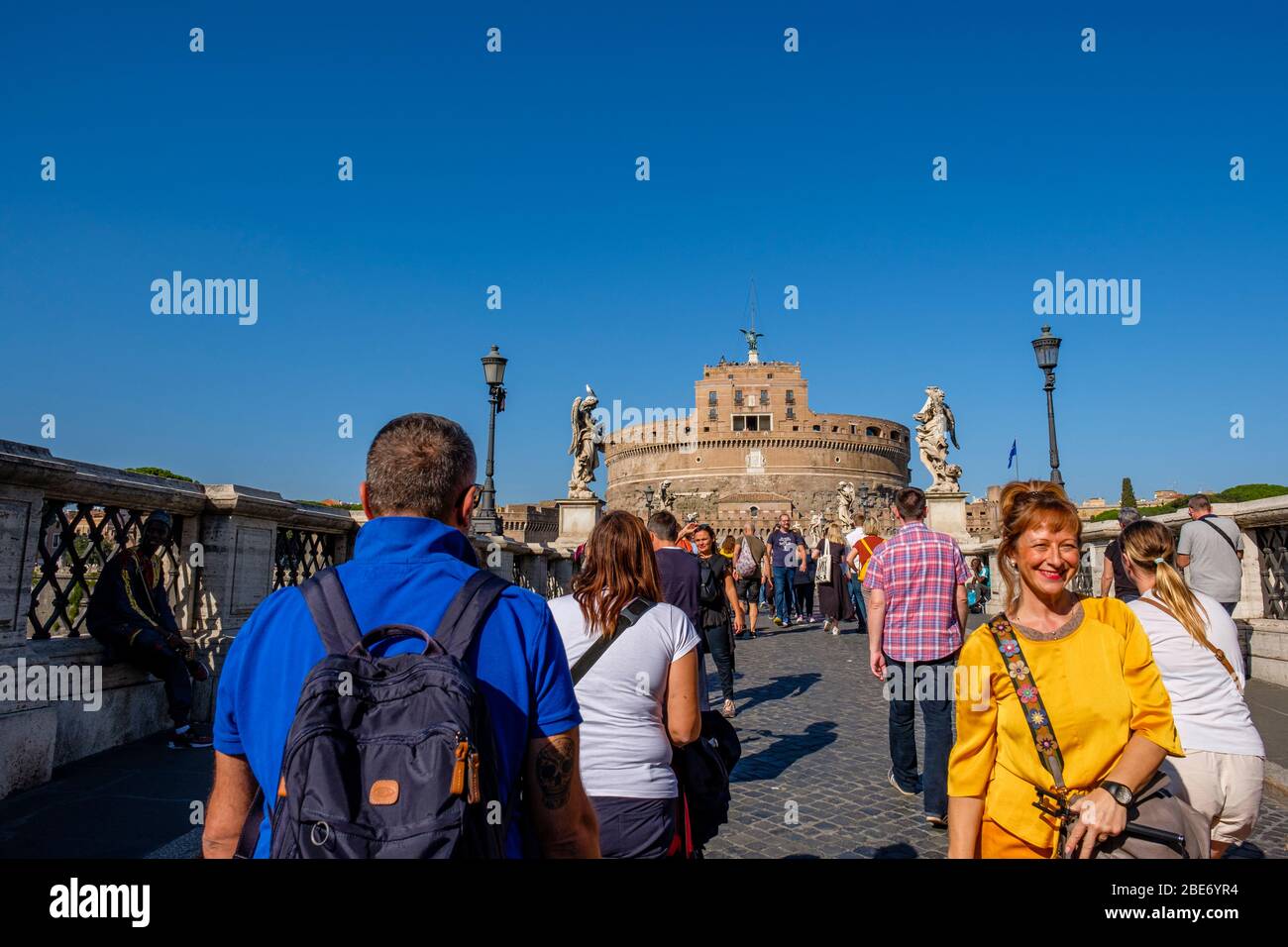 Mausoleum von Hadrian (Engelsburg), Touristen überqueren die Aelische Brücke (Ponte Sant'Angelo), Rom, Italien. Stockfoto