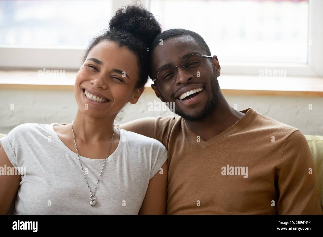 Nahaufnahme Porträt von jungen glücklich afroamerikanischen Paar. Stockfoto