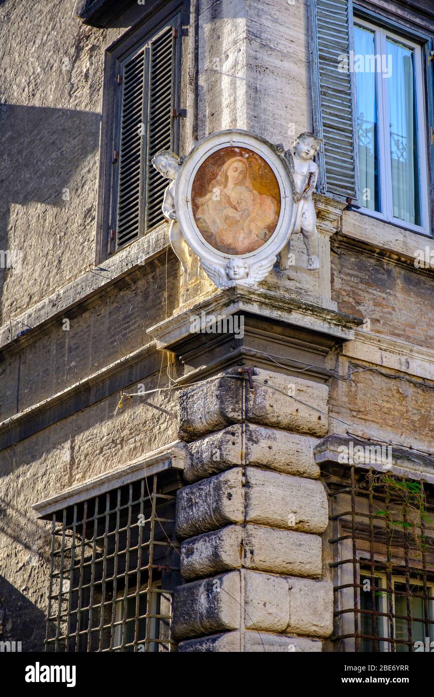 Straßenschrein, Madonnella (Madonnelle) Religiöses Bild einer Madonna auf der Piazza Farnese, Regola Rione, Rom, Italien. Stockfoto