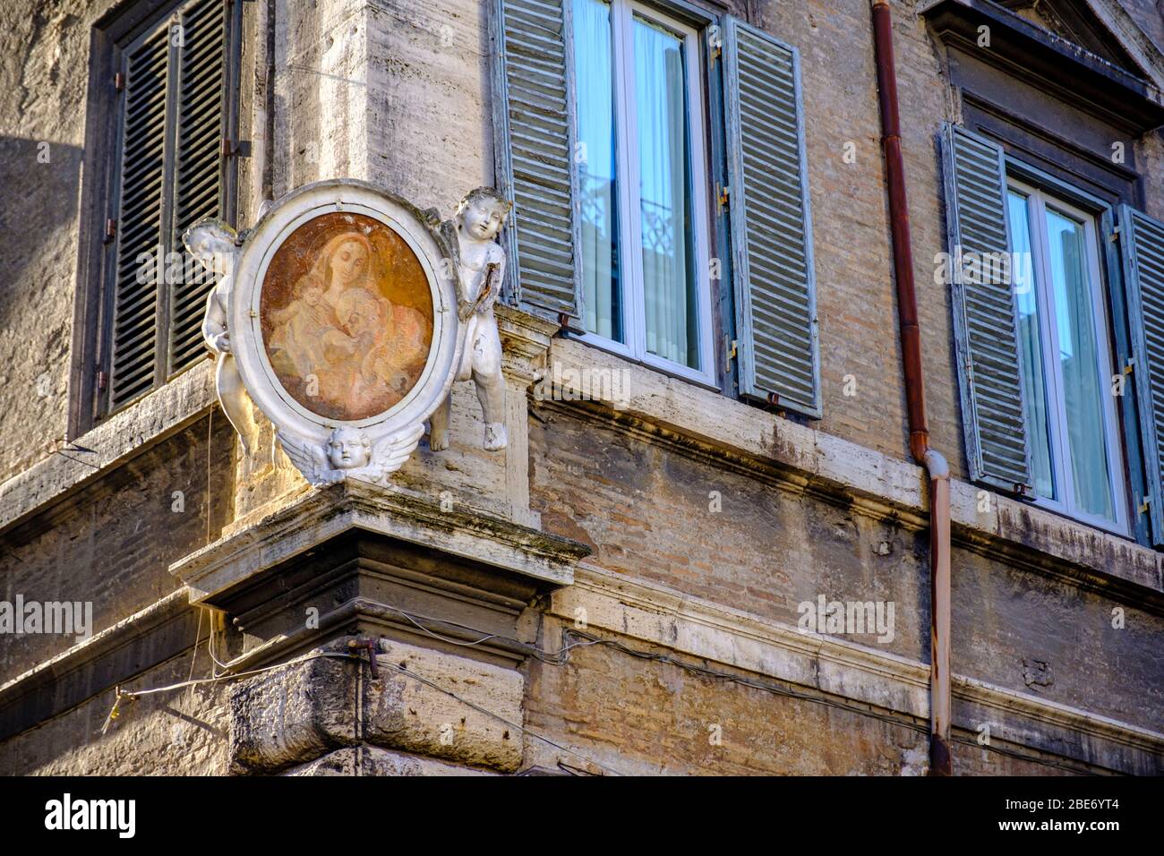 Straßenschrein, Madonnella (Madonnelle) Religiöses Bild einer Madonna auf der Piazza Farnese, Regola Rione, Rom, Italien. Stockfoto