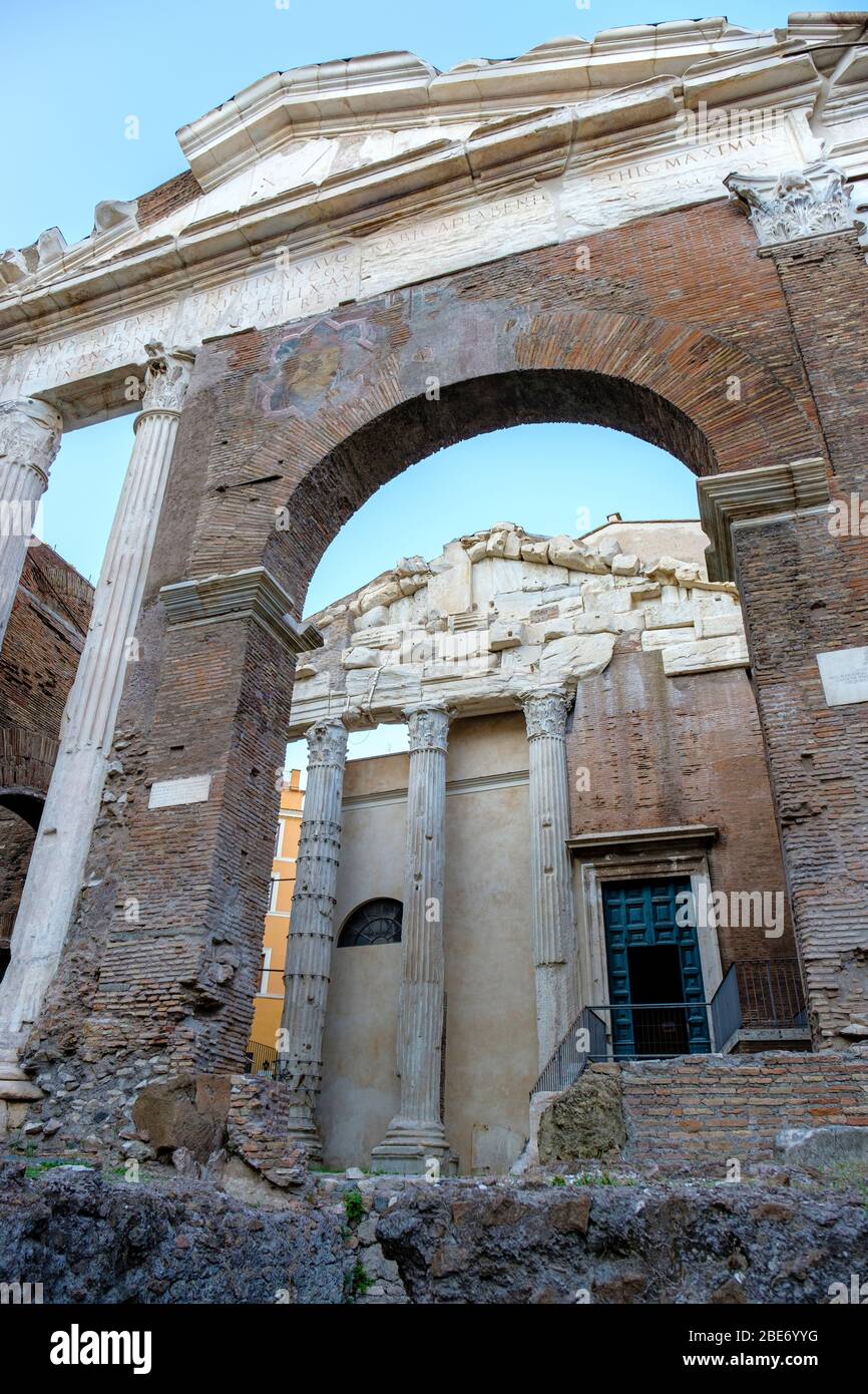 Antike römische Gebäude, Porticus Octaviae (Portico of Octavia), antike Ruinen römischer Struktur, jüdisches Ghetto, jüdisches Viertel, Rom, Italien. Stockfoto