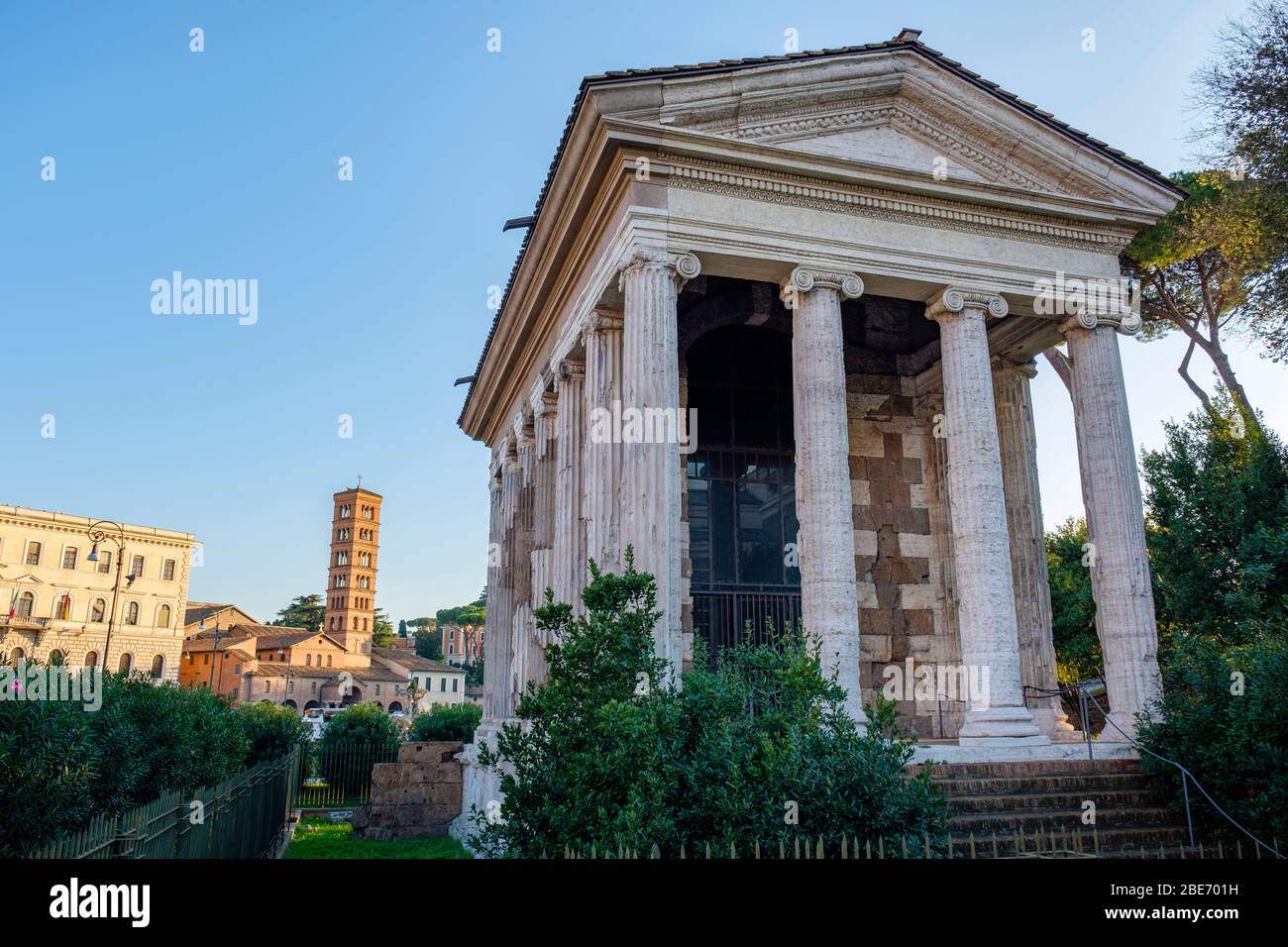 Vorderansicht des Tempels von Portunus (Tempio di Portuno) oder des Tempels von Fortuna Virilis, Basilika Santa Maria in Cosmedin, Rom, Italien. Stockfoto