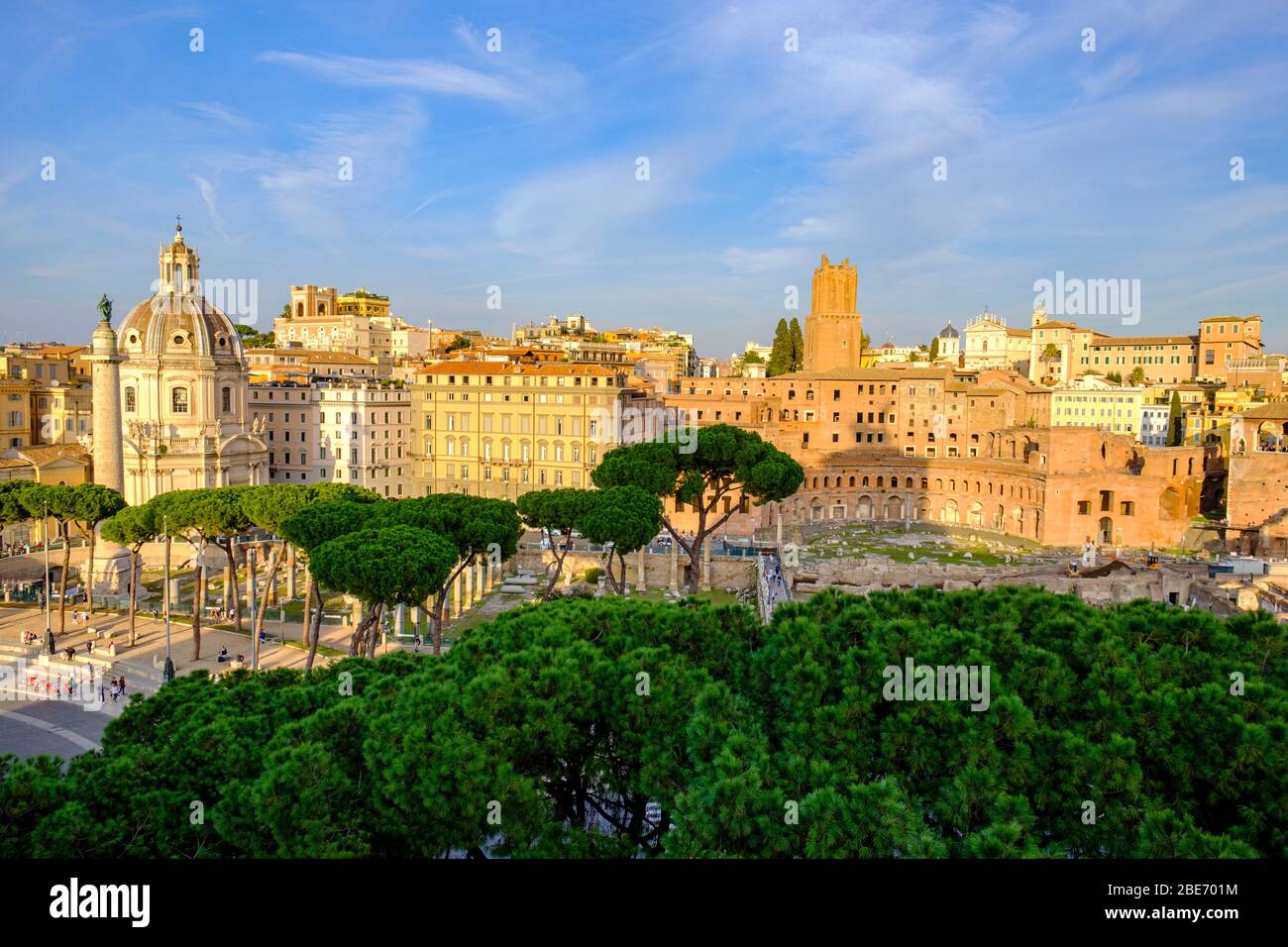 Antike Gebäude in Rom, Blick auf die Stadtlandschaft der goldenen Stunde, Panoramablick auf die Via dei Fori Imperiali, Trajan Forum, Trajanssäule, Rom, Italien. Stockfoto