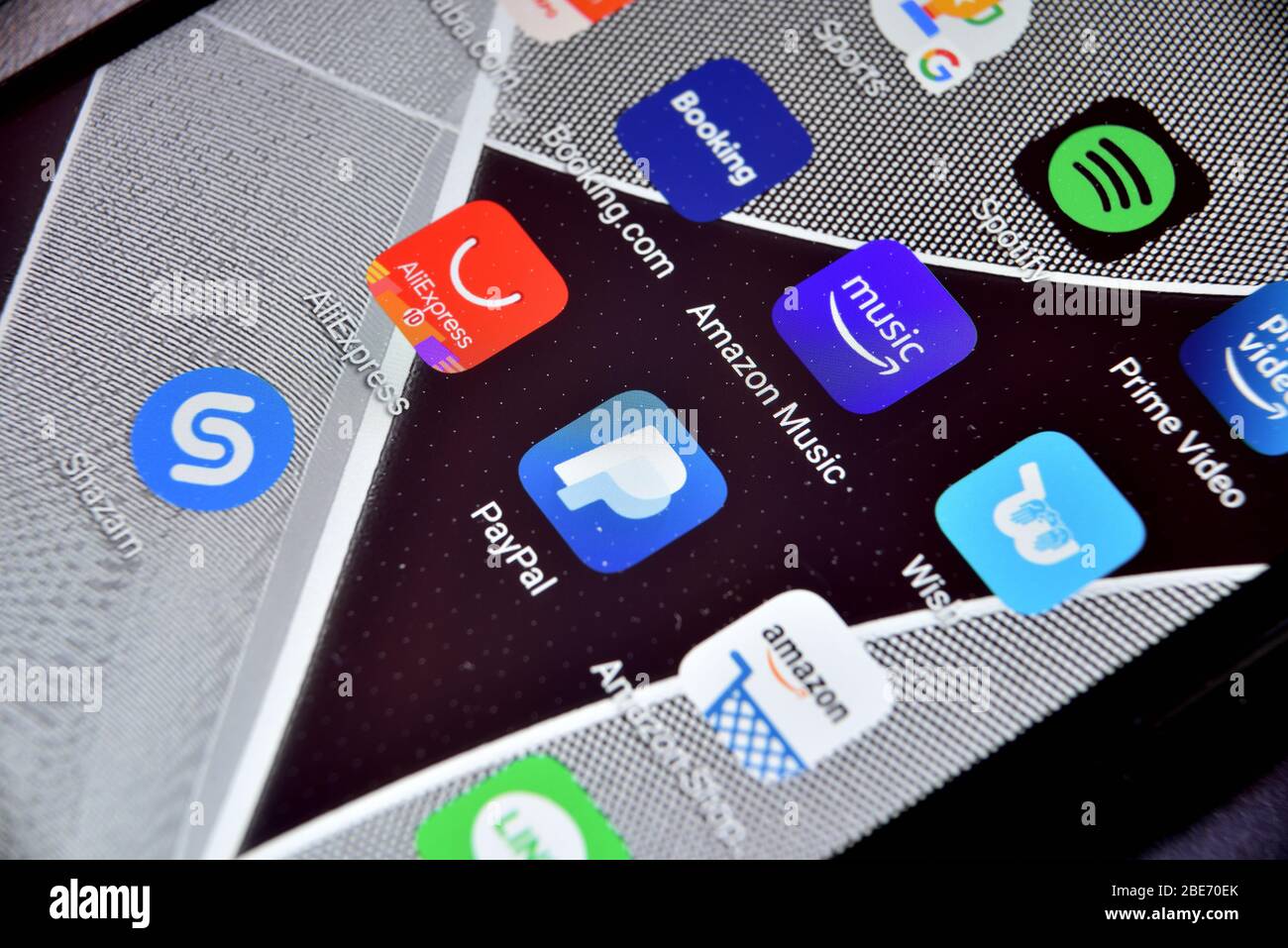 Valverde (CT), Italien - 12. April 2020: Nahaufnahme der Amazon Music Icon App auf einem Android Smartphone, einschließlich anderer Icons. Stockfoto