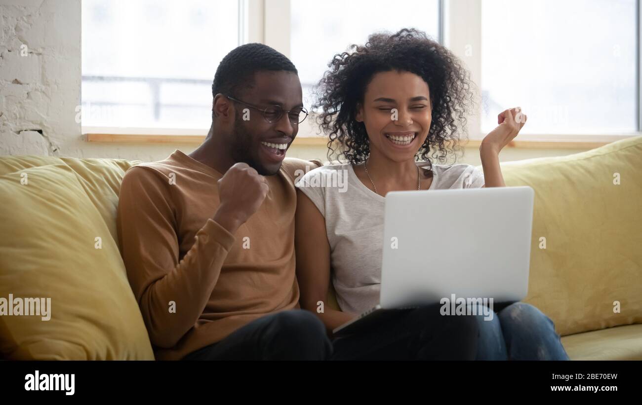 Glücklich junge afroamerikanische Paar Blick auf Laptop. Stockfoto
